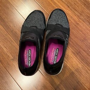 Women’s Sketchers memory foam tennis shoes